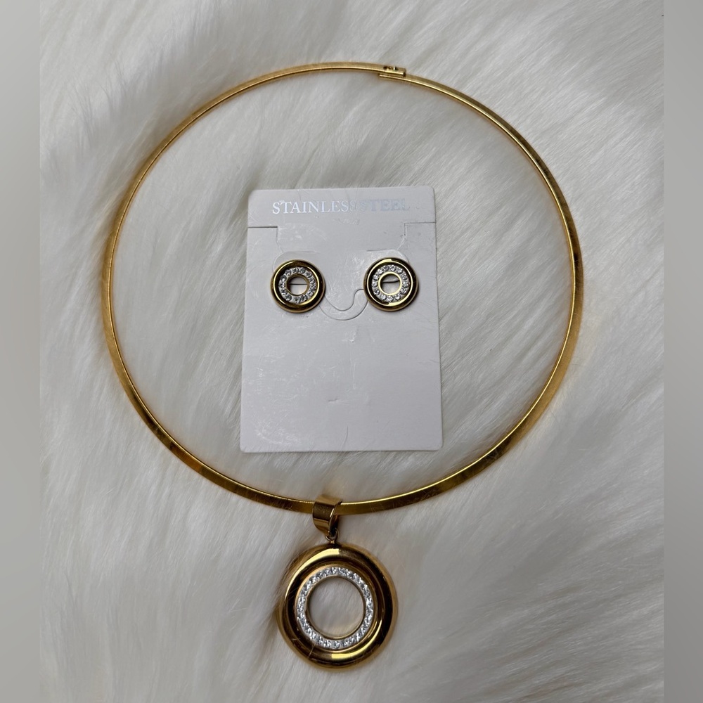 Elegant Gold Necklace and Earring Set